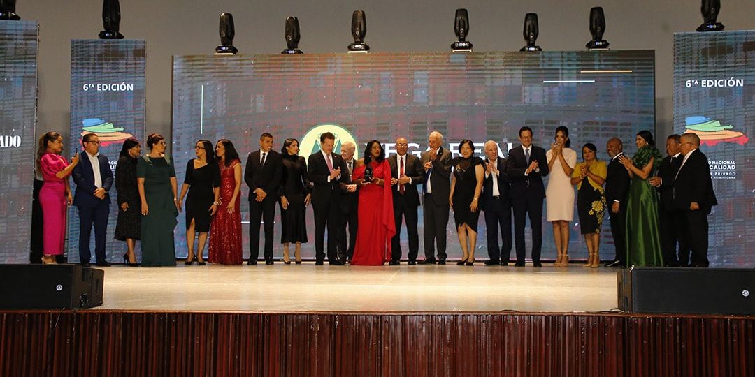 la vega real recibiendo el reconocimiento de el gran premio nacional